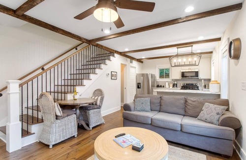 Cannonborough Elliotborough Apartment | Red Robin - C | Private Yard | Blocks to King!