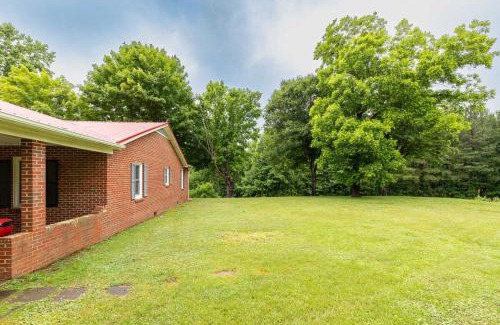 Morganton House | Red Robin Retreat - Near Lake James, NC
