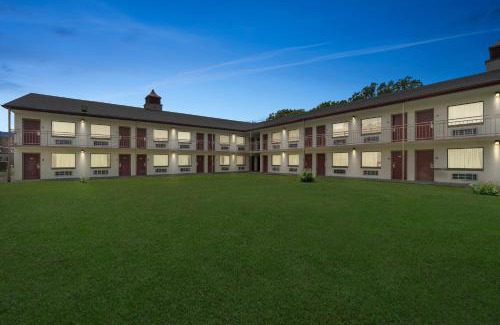 Whitehaven Hotel | Red Roof Inn Memphis - Graceland Airport