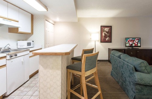DeKalb Hotel | Red Roof Inn & Suites DeKalb