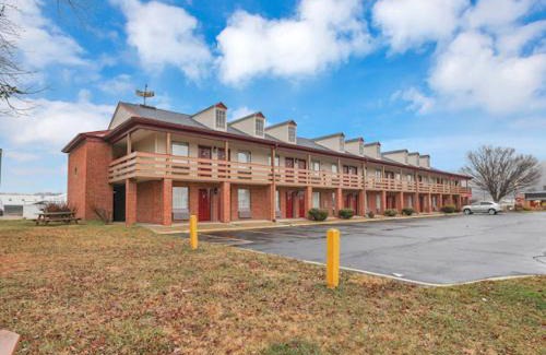 Uhrichsville Hotel | Red Roof Inn Uhrichsville