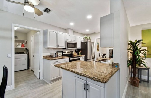 Temple Terrace House | Red Royalty Pool, King Bed, Yard