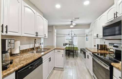 Temple Terrace House | Red Royalty Pool, King Bed, Yard