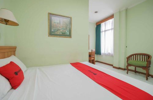Ragunan Hotel | RedDoorz Plus near Kemang Raya