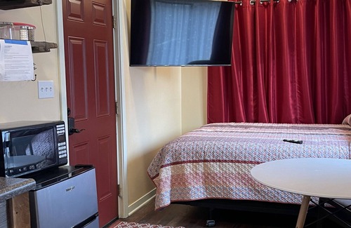 McKinleyville Apartment | Redwood Loft -Tiny house