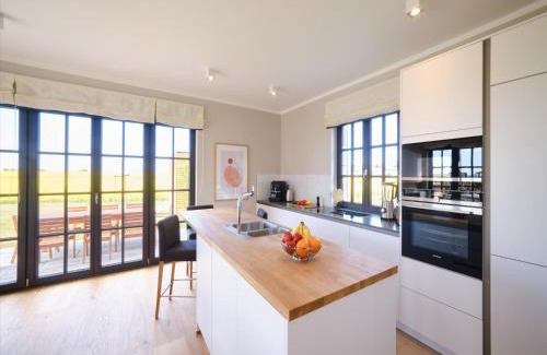 Dranske House | Reetland am Meer - LuxusPlus Reetdachvilla mit 4 Schlafzimmern und Kamin G11