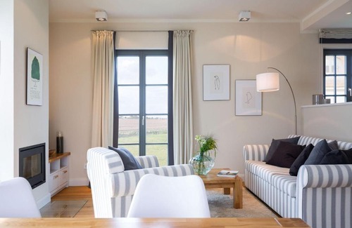 Kreptitz House | Reetland am Meer - Premium Reetdachvilla mit 2 Schlafzimmern, Sauna und Kamin E25