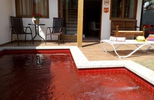 Jabaquara House | Refúgio com Piscina Vermelha - 3 Suítes, Churrasqueira e Praia na Esquina!