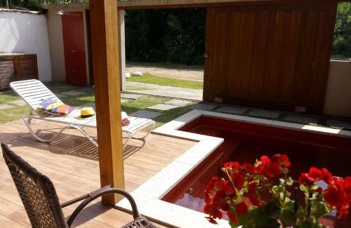 Jabaquara House | Refúgio com Piscina Vermelha - 3 Suítes, Churrasqueira e Praia na Esquina!