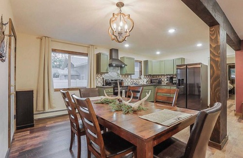 Livingston House | Refined 6BR Moose & Bear Lodge by Sweetheart Stays