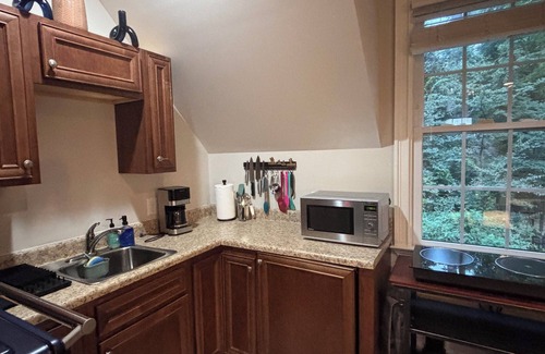 Durham Apartment | Refined Carriage Apartment in Historic Hope Valley