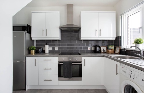 Belfast House | Refurbished Belfast Home, 10 mins from centre with parking!