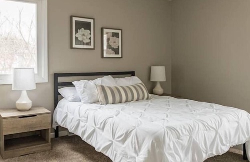 Clive House | Reimagined Duplex near West Des Moines 2BR