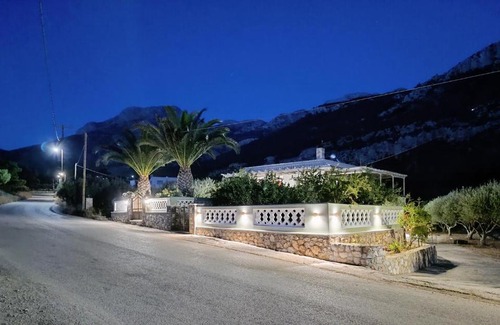 Lefkos House | Reisis Family Residence