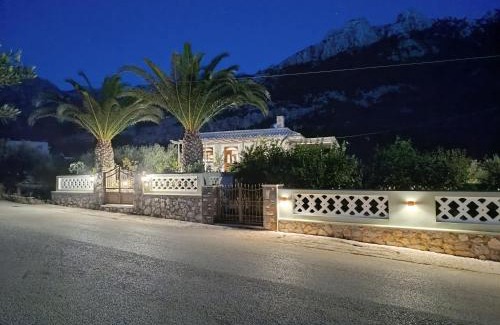 Lefkos House | Reisis Family Residence