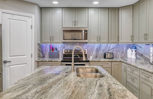 Lake Sarasota House | Relax and recharge Hot Tub,Tesla charger,10 sleeps