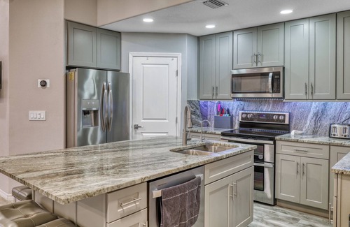 Lake Sarasota House | Relax and recharge Hot Tub,Tesla charger,10 sleeps