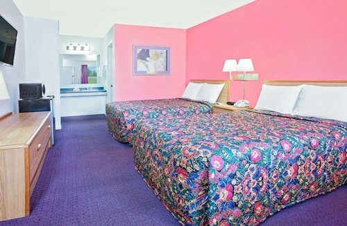 Muskogee Hotel | Relax and Recharge in Knights Inn Muskogee! 3 Convenient Units, Free Parking