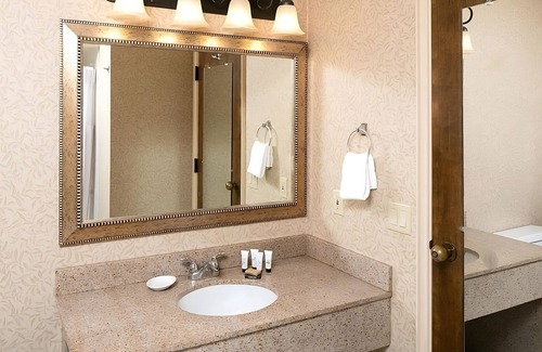 Redding Resort | Relax and Recharge! Outdoor Pool, Pets Allowed Close to Sundial Bridge!