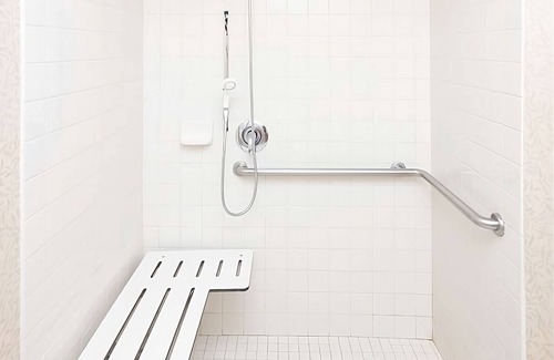 Redding Resort | Relax and Recharge! Outdoor Pool, Pets Allowed Close to Sundial Bridge!