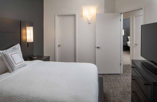 Arts/Warehouse District Resort | Relax and Recharge! TWO Pet-friendly Suites with Free Breakfast, Swimming Pool!
