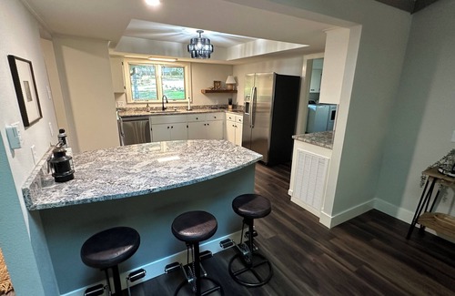 Edgemont House | Relax and Refresh right on the lake!