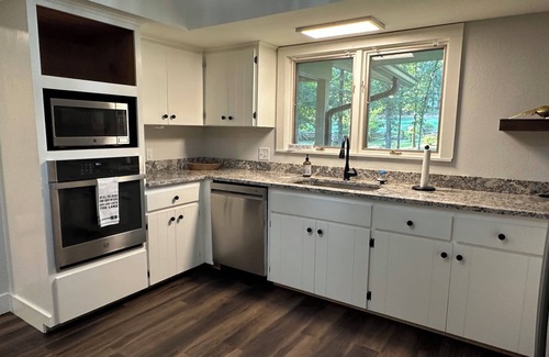 Edgemont House | Relax and Refresh right on the lake!