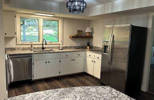 Edgemont House | Relax and Refresh right on the lake!