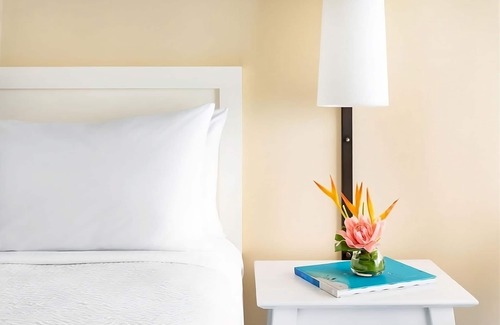 Waikiki Hotel | Relax and Unwind! 2 Comfortable Units, Outdoor Pool, Minutes to Honolulu Zoo