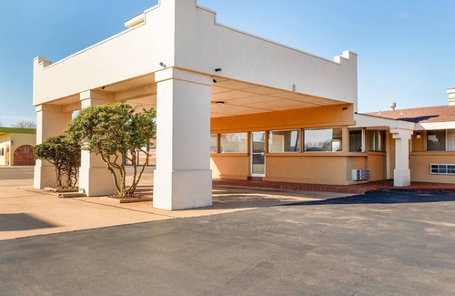 Elk City House | Relax and Unwind! 2 Spacious Units, Free Parking, Near National Route 66 Museum