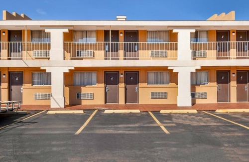 Elk City House | Relax and Unwind! 2 Spacious Units, Free Parking, Near National Route 66 Museum