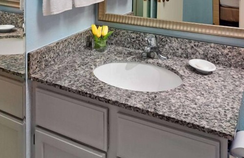 White Station House | Relax and Unwind! Outdoor Pool, Pets Allowed, Near Fire Museum of Memphis!