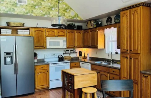 Laceys Spring Ski Chalet | Relax & enjoy the river view, 5 min to Huntsville