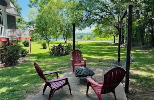 Laceys Spring Ski Chalet | Relax & enjoy the river view, 5 min to Huntsville