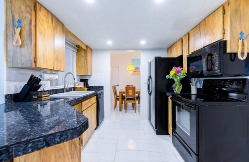 Bradenton House | Relax Gateway Near IMG Private Pool and Beach. Pick ball. Minigolf. Tiki