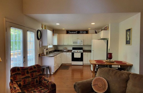 Helen Cottage | Relax in comfort at the Alpine Cottage 2 which is centrally located in Helen.