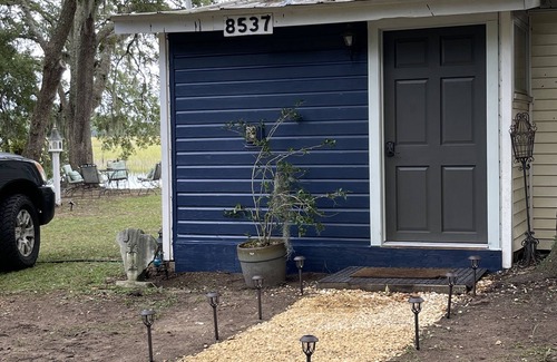 Edisto Island Cottage | Relax in cozy cottage on the creek in Edisto!