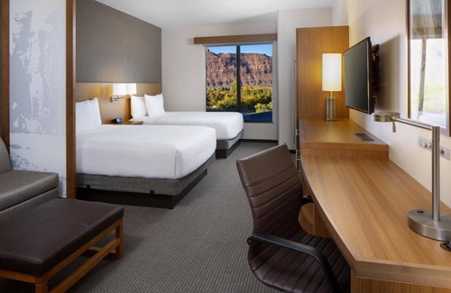 Moab Hotel | Relax in Elegance: Indulge in Luxe Stay, Pool, Hot Tub, and Delicious Breakfast!
