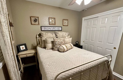 Exeter House | Relax in Exeter at a 2 bedroom 1 bath Oasis with a large covered patio and Pool