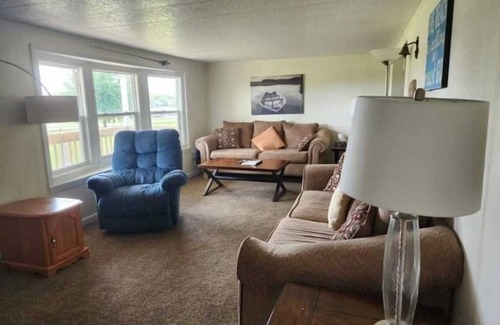 Warsaw Hotel | Relax in Guest House w/Full Kitchen, Living Area, and Fun Outdoor Activities