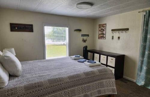 Warsaw Hotel | Relax in Guest House w/Full Kitchen, Living Area, and Fun Outdoor Activities