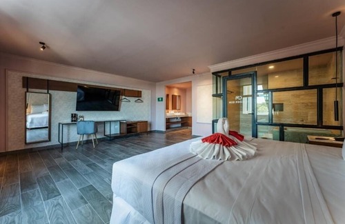 Centro Hotel | Relax in Mérida | Mid Suite with WiFi, AC, and Central Access to Local Hotspots