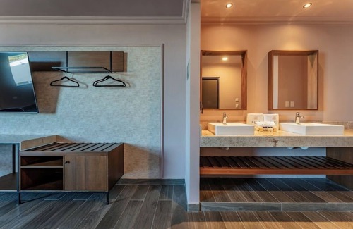 Centro Hotel | Relax in Mérida | Mid Suite with WiFi, AC, and Central Access to Local Hotspots