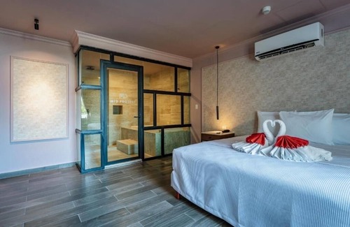Centro Hotel | Relax in Mérida | Mid Suite with WiFi, AC, and Central Access to Local Hotspots