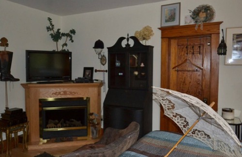 Birchwood Apartment | Relax in our English Garden King Suite at The Cobblestone Bed & Breakfast