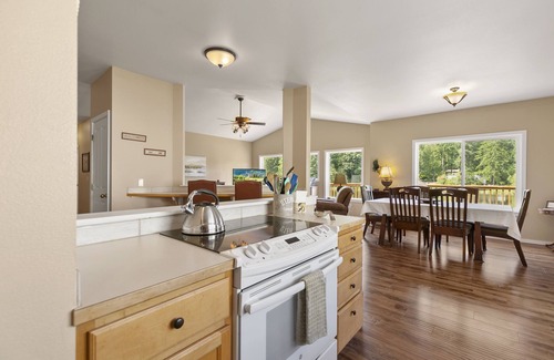 Artondale House | Relax on the lake in Gig Harbor