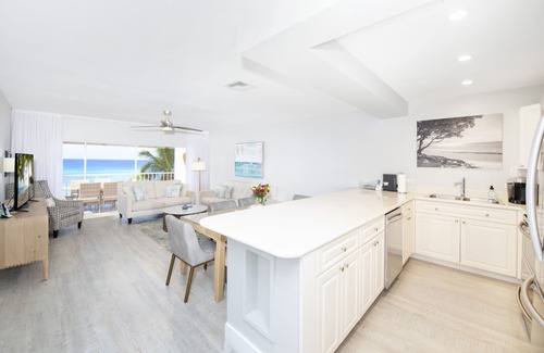 Seven Mile Beach Condo | RELAX-REFRESH-RENEW Discovery Point Club 19 - BEACHFRONT on Seven Mile Beach