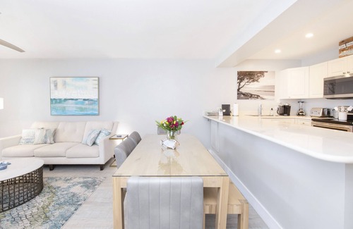 Seven Mile Beach Condo | RELAX-REFRESH-RENEW Discovery Point Club 19 - BEACHFRONT on Seven Mile Beach