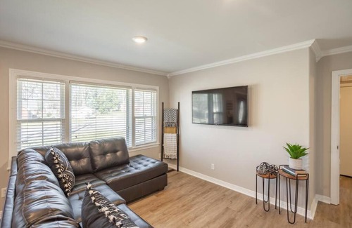 Huntsville House | Relax & Unwind - Downtown Huntsville (Sleeps 10)