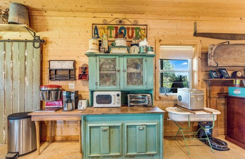 Jefferson House | Relax & unwind while you experience the farm with Highland cows & alpacas!